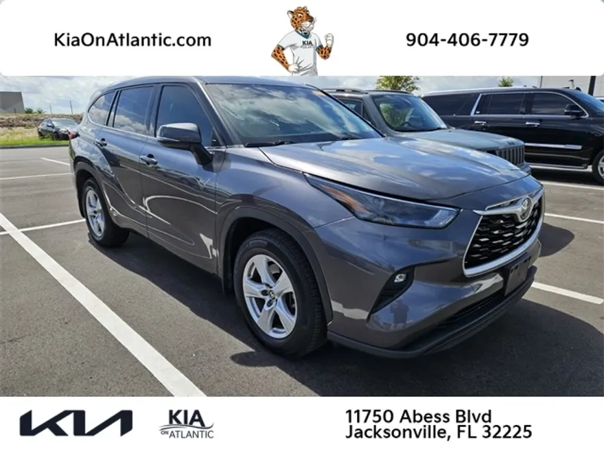 2022 Toyota Highlander LE photo 1