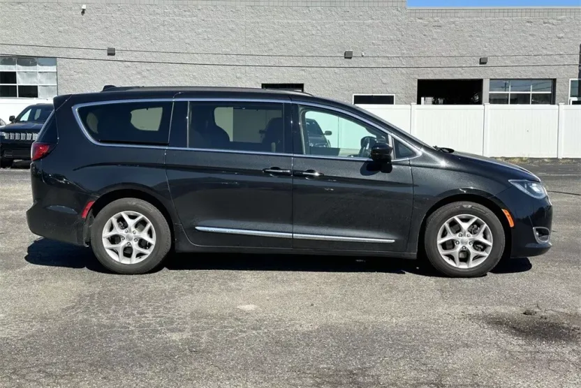 2017 Chrysler Pacifica Touring L photo 1