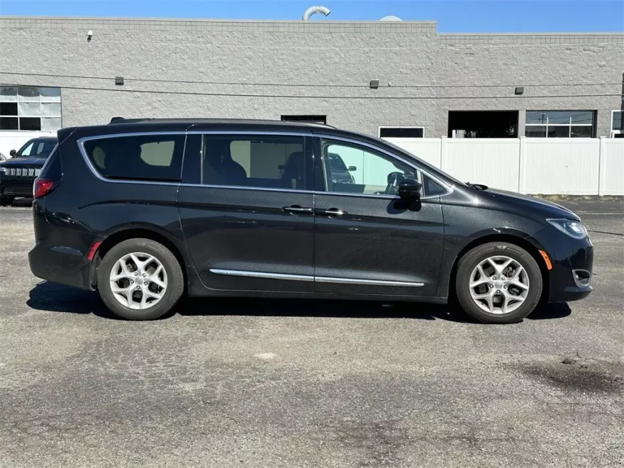 2017 Chrysler Pacifica Touring L photo 1