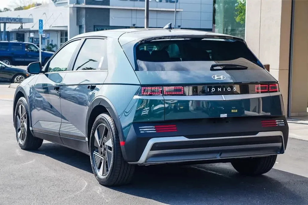 2025 Hyundai Ioniq 5 SE photo 1