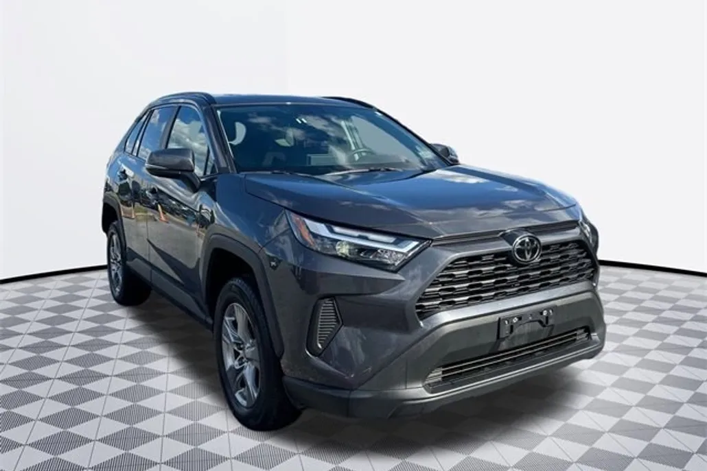 2024 Toyota RAV4 XLE photo 1