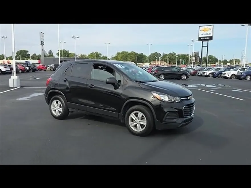 2022 Chevrolet Trax LS photo 1