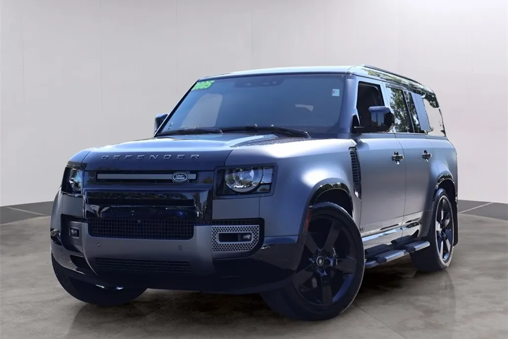 2025 Land Rover Defender 130 V8 photo 1