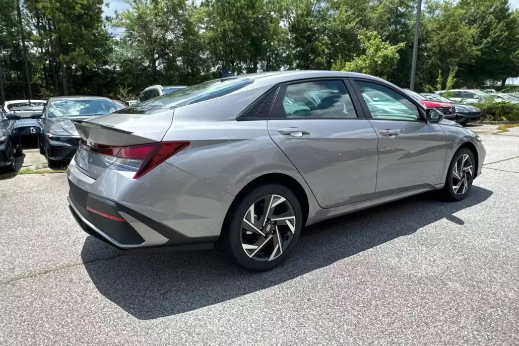 2025 Hyundai Elantra SEL Sport photo 1
