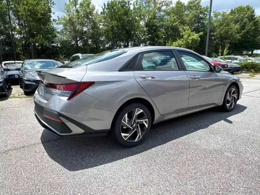 2025 Hyundai Elantra SEL Sport photo 1