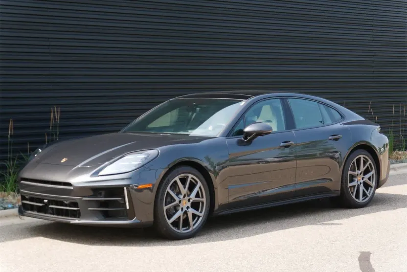 2025 Porsche Panamera 4 photo 1