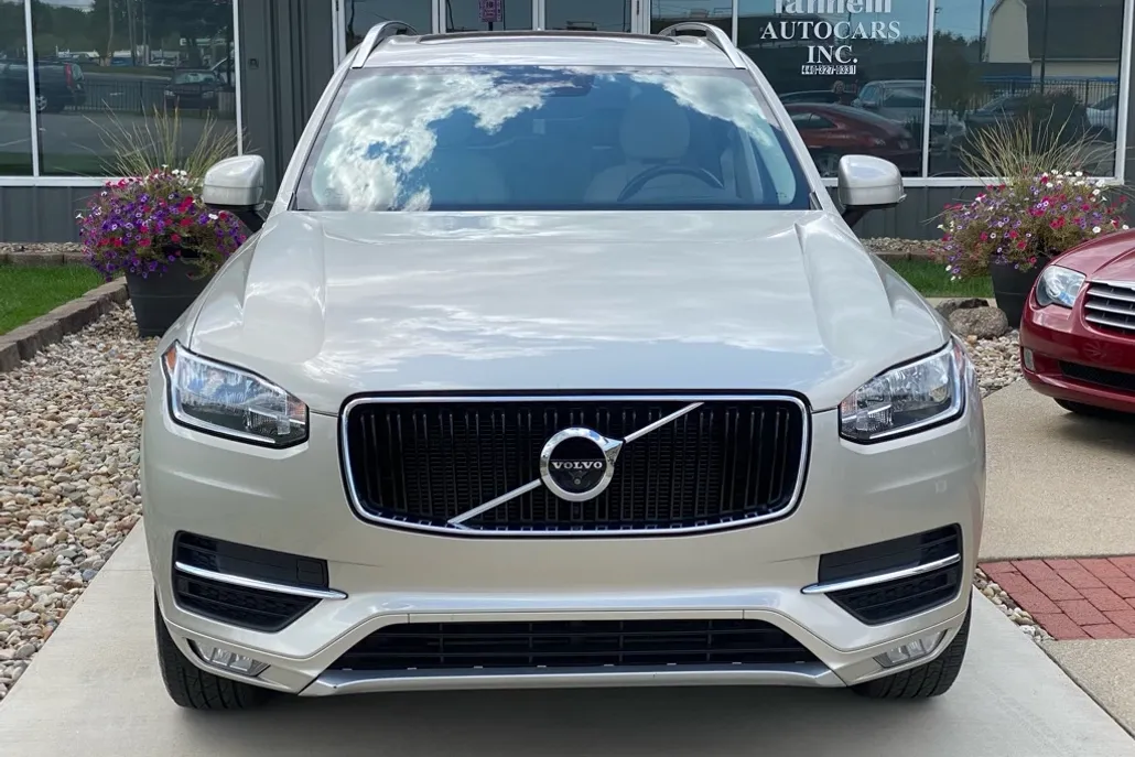 2016 Volvo XC90 T6 Momentum photo 1