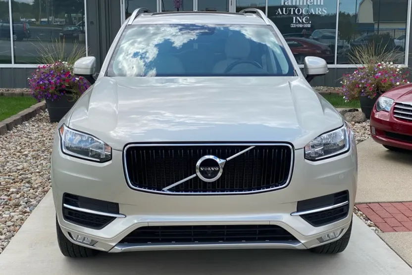 2016 Volvo XC90 T6 Momentum photo 1