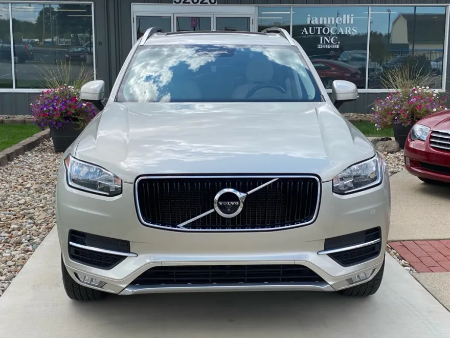 2016 Volvo XC90 T6 Momentum photo 1