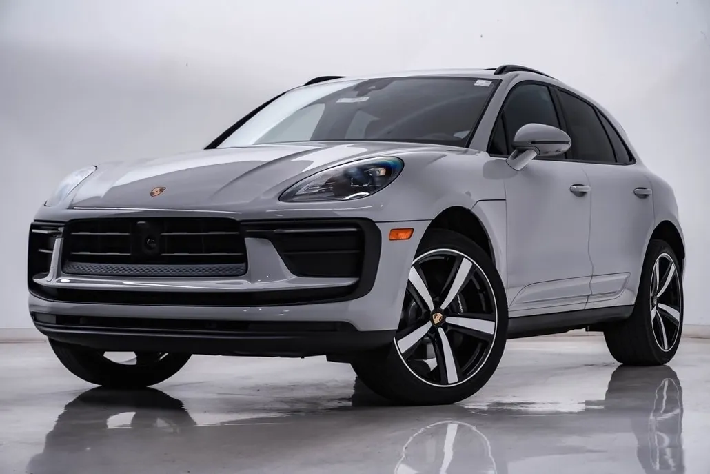 2026 Porsche Macan T photo 1