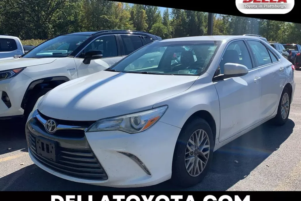 2016 Toyota Camry SE photo 1
