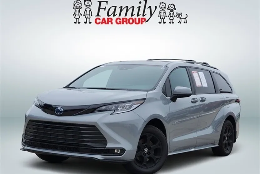 2025 Toyota Sienna Woodland Edition photo 1
