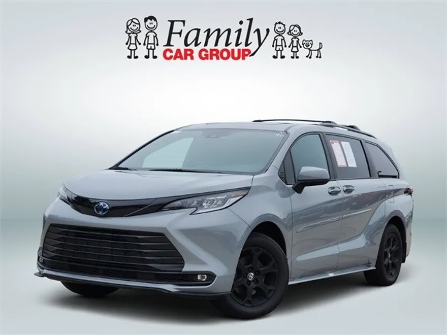 2025 Toyota Sienna Woodland Edition photo 1