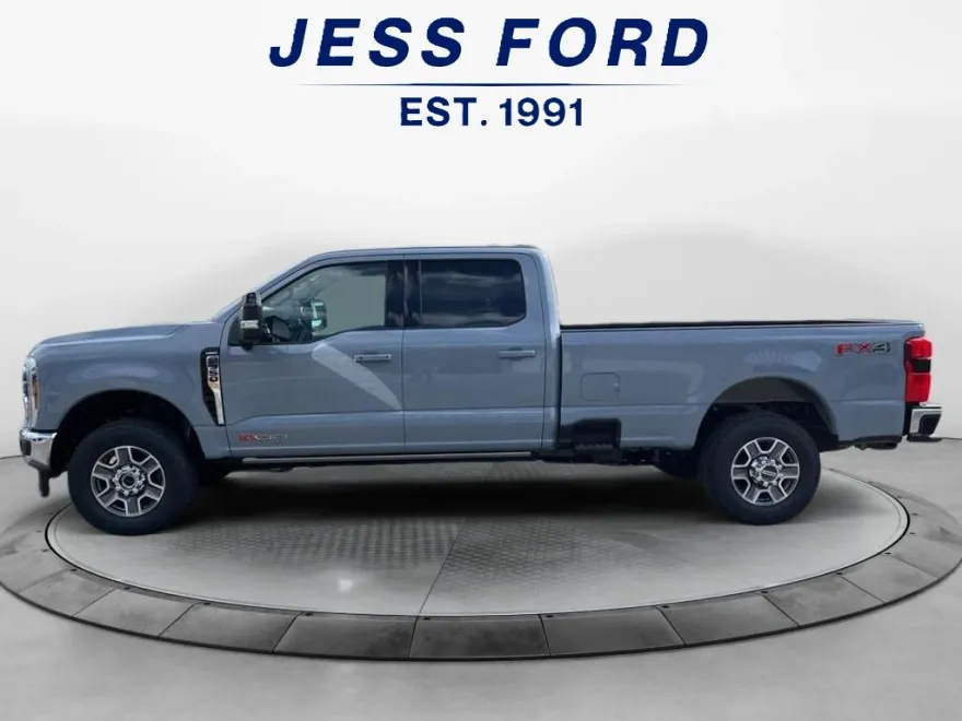 2025 Ford F-350 Lariat photo 2