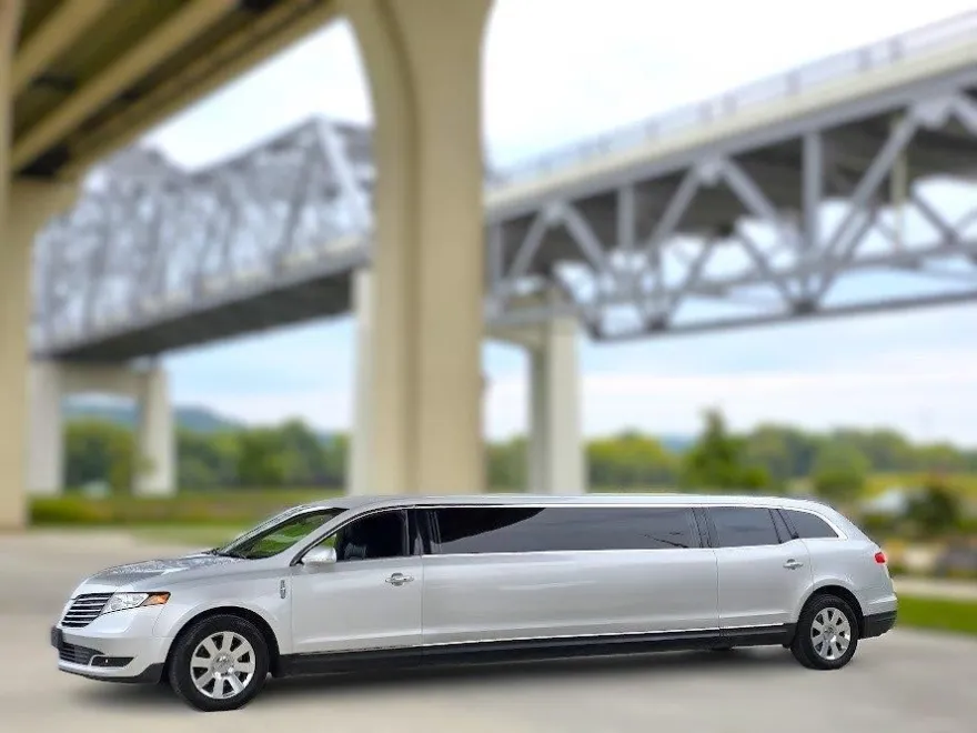 2019 Lincoln MKT photo 1