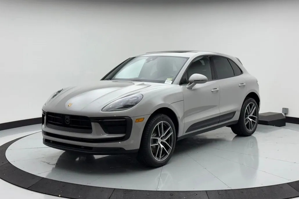 2025 Porsche Macan Base photo 1