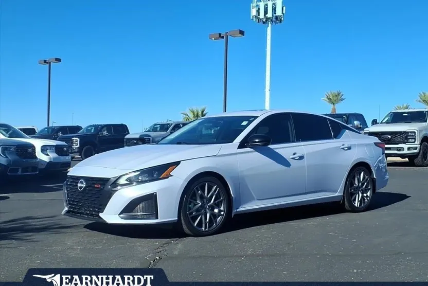 2024 Nissan Altima SR photo 1