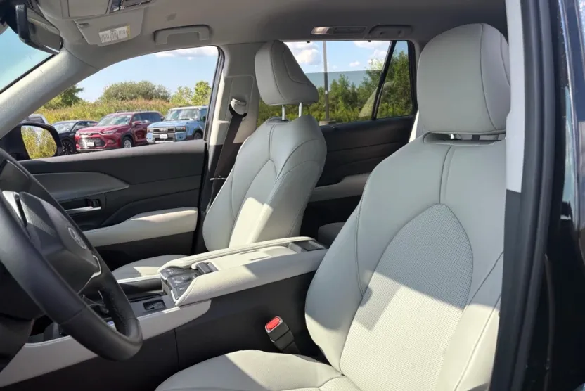 2025 Toyota Highlander Hybrid XLE photo 1