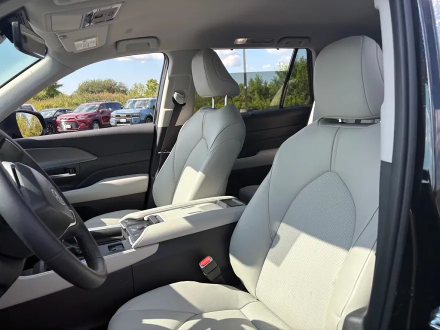 2025 Toyota Highlander Hybrid XLE photo 1