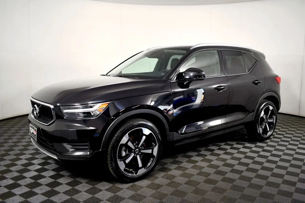 2022 Volvo XC40 Momentum T5 AWD photo 1