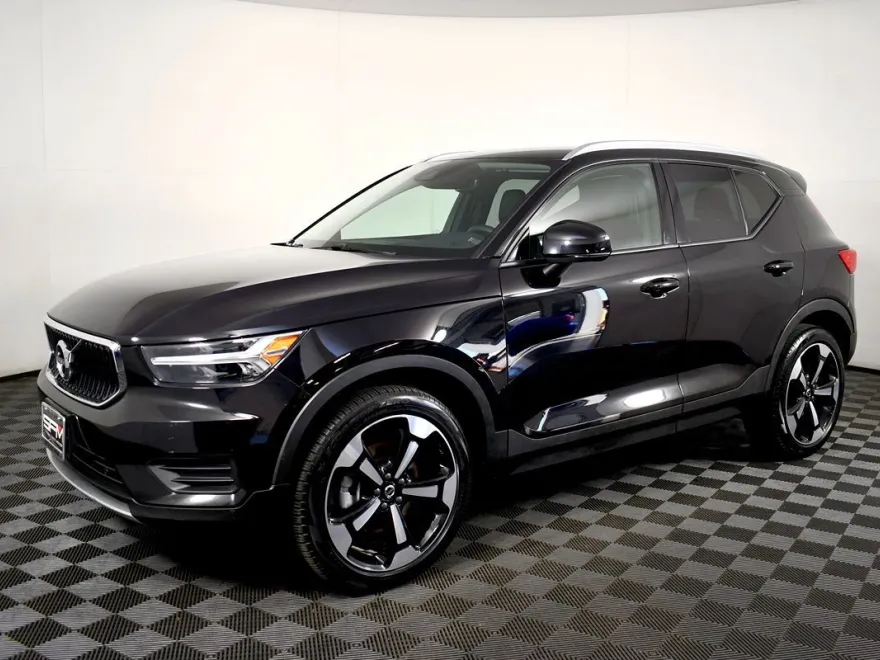 2022 Volvo XC40 Momentum T5 AWD photo 1