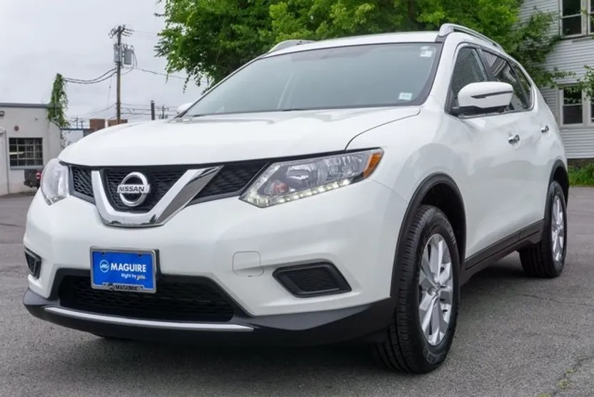 2016 Nissan Rogue SV photo 1
