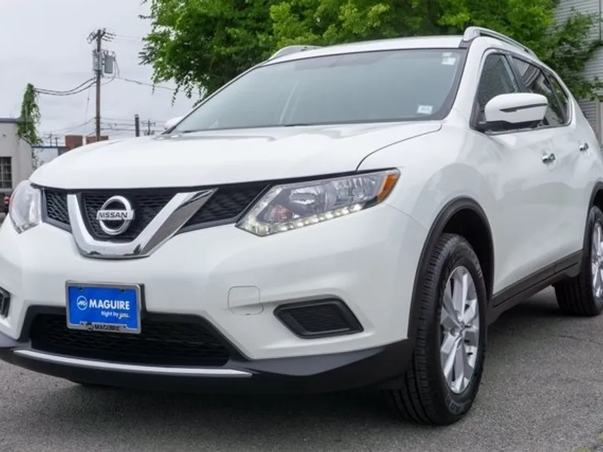 2016 Nissan Rogue SV photo 1