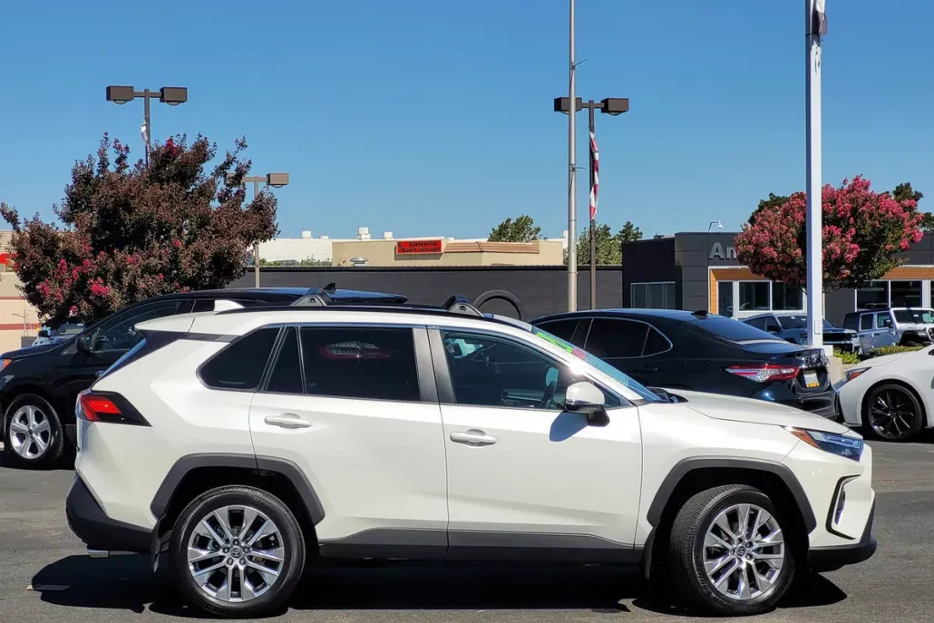 2022 Toyota RAV4 XLE Premium photo 1