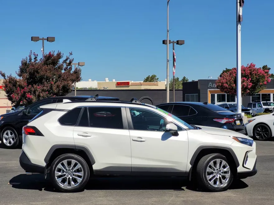 2022 Toyota RAV4 XLE Premium photo 1