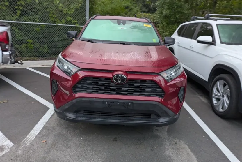 2020 Toyota RAV4 LE photo 1