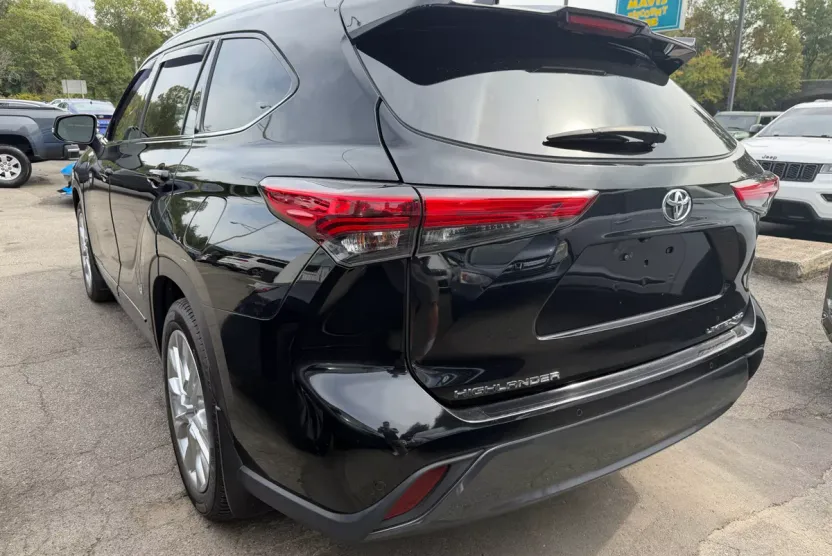 2022 Toyota Highlander Limited photo 1