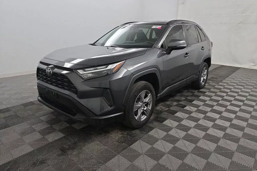 2022 Toyota RAV4 XLE photo 1