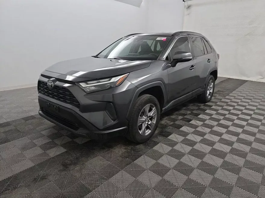 2022 Toyota RAV4 XLE photo 1