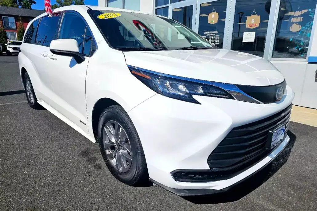 2021 Toyota Sienna LE photo 1
