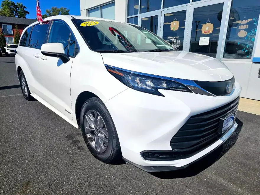2021 Toyota Sienna LE photo 1