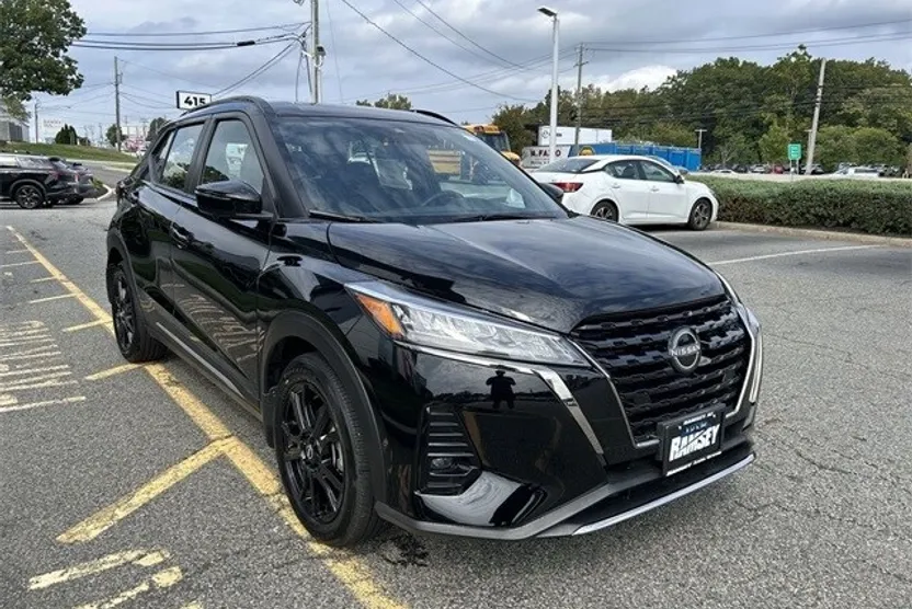 2024 Nissan Kicks SR photo 1