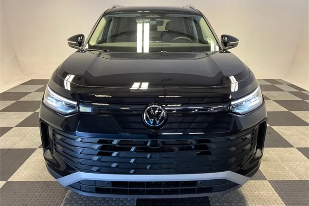 2025 Volkswagen Tiguan SE photo 1