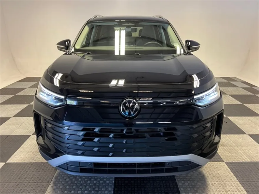 2025 Volkswagen Tiguan SE photo 1