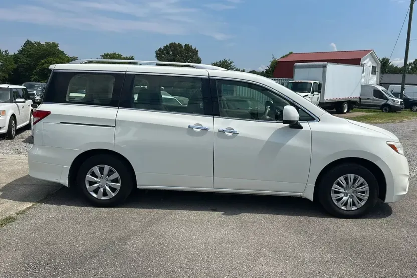 2015 Nissan Quest S photo 1