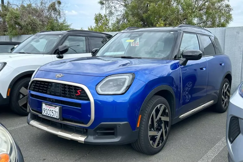 2025 Mini Countryman Iconic photo 1