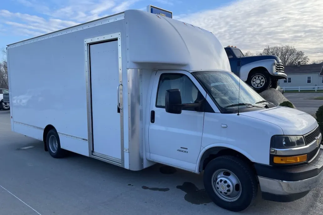 2022 Chevrolet Express Cutaway photo 1