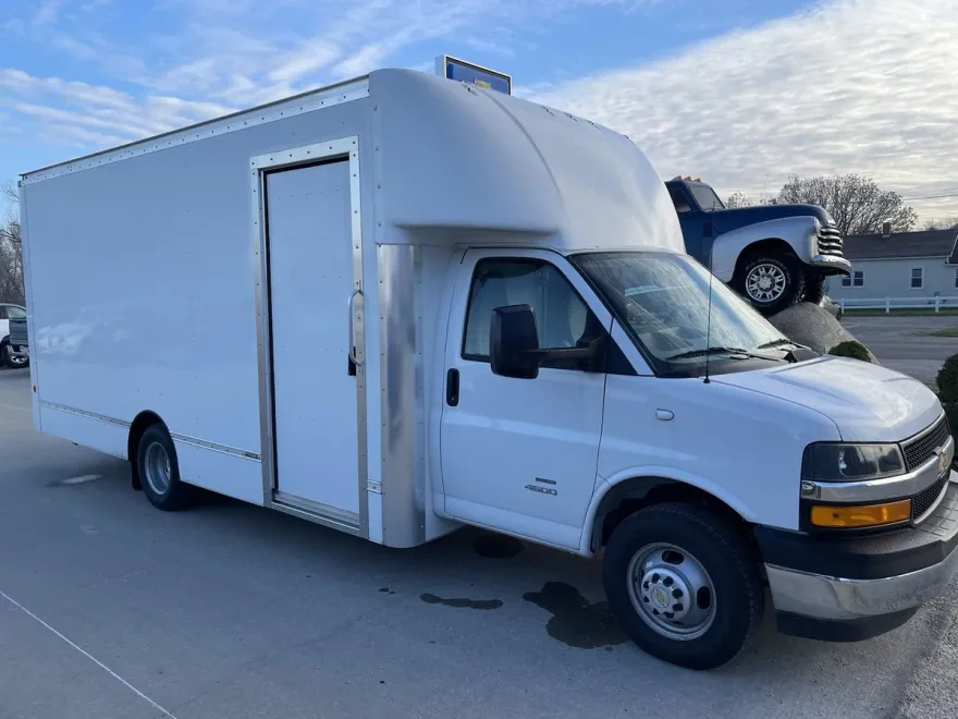 2022 Chevrolet Express Cutaway photo 1