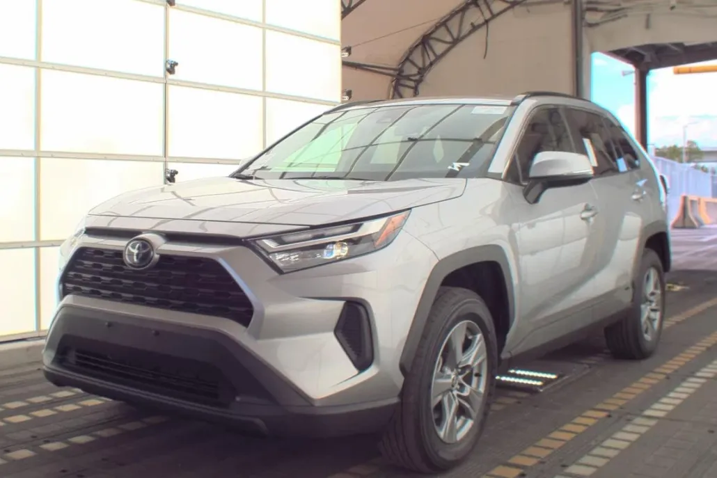 2022 Toyota RAV4 Hybrid XLE photo 1