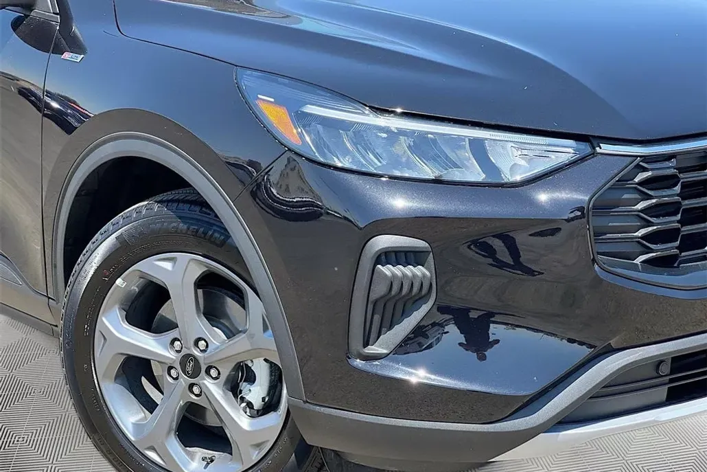 2025 Ford Escape ST-Line photo 1