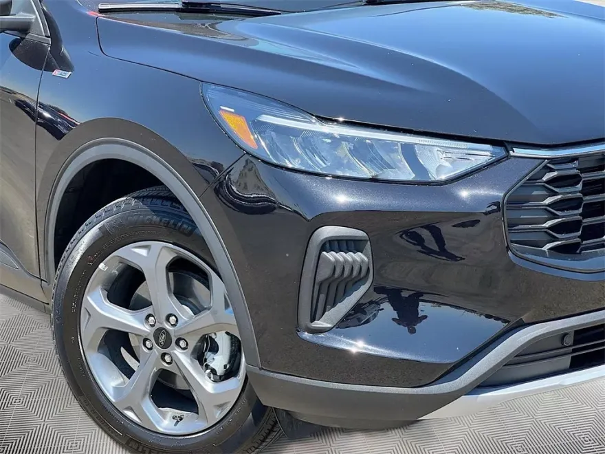 2025 Ford Escape ST-Line photo 1