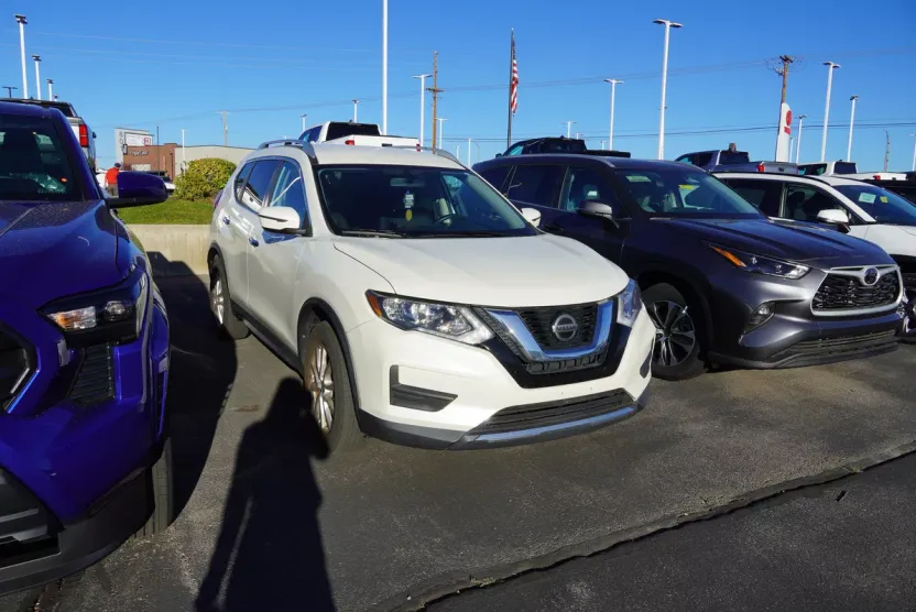 2018 Nissan Rogue SV photo 1