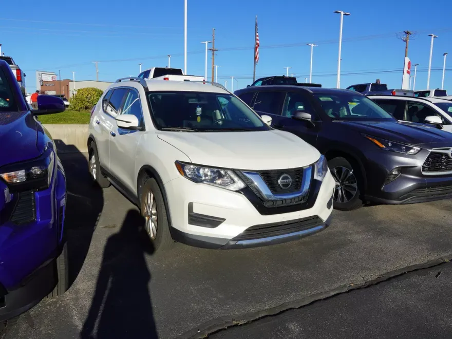 2018 Nissan Rogue SV photo 1