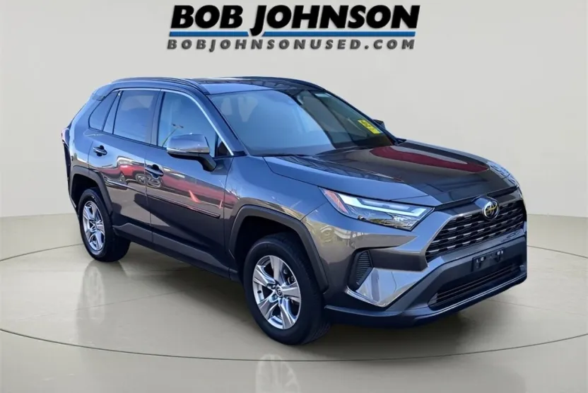 2022 Toyota RAV4 XLE photo 1