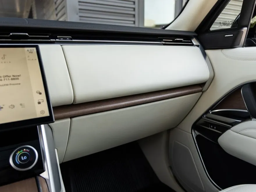 2023 Land Rover Range Rover SE photo 25