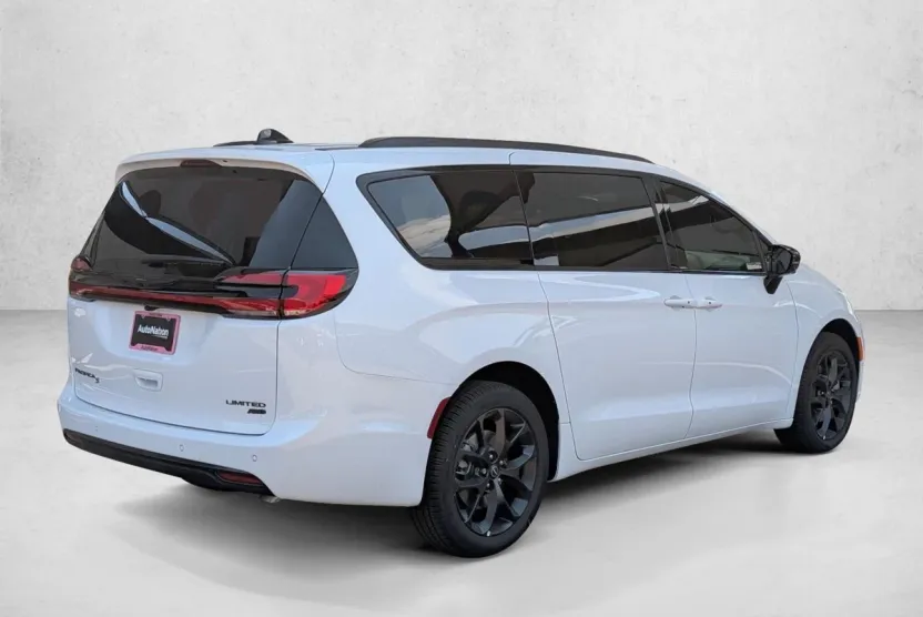 2026 Chrysler Pacifica Limited photo 1